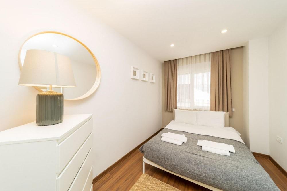 Central Flat with Balcony Near Sea in Muratpasa 1