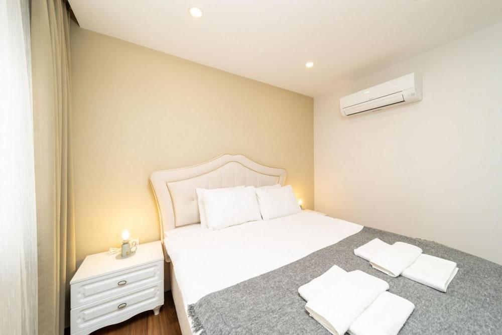 Central Flat with Balcony Near Sea in Muratpasa 2