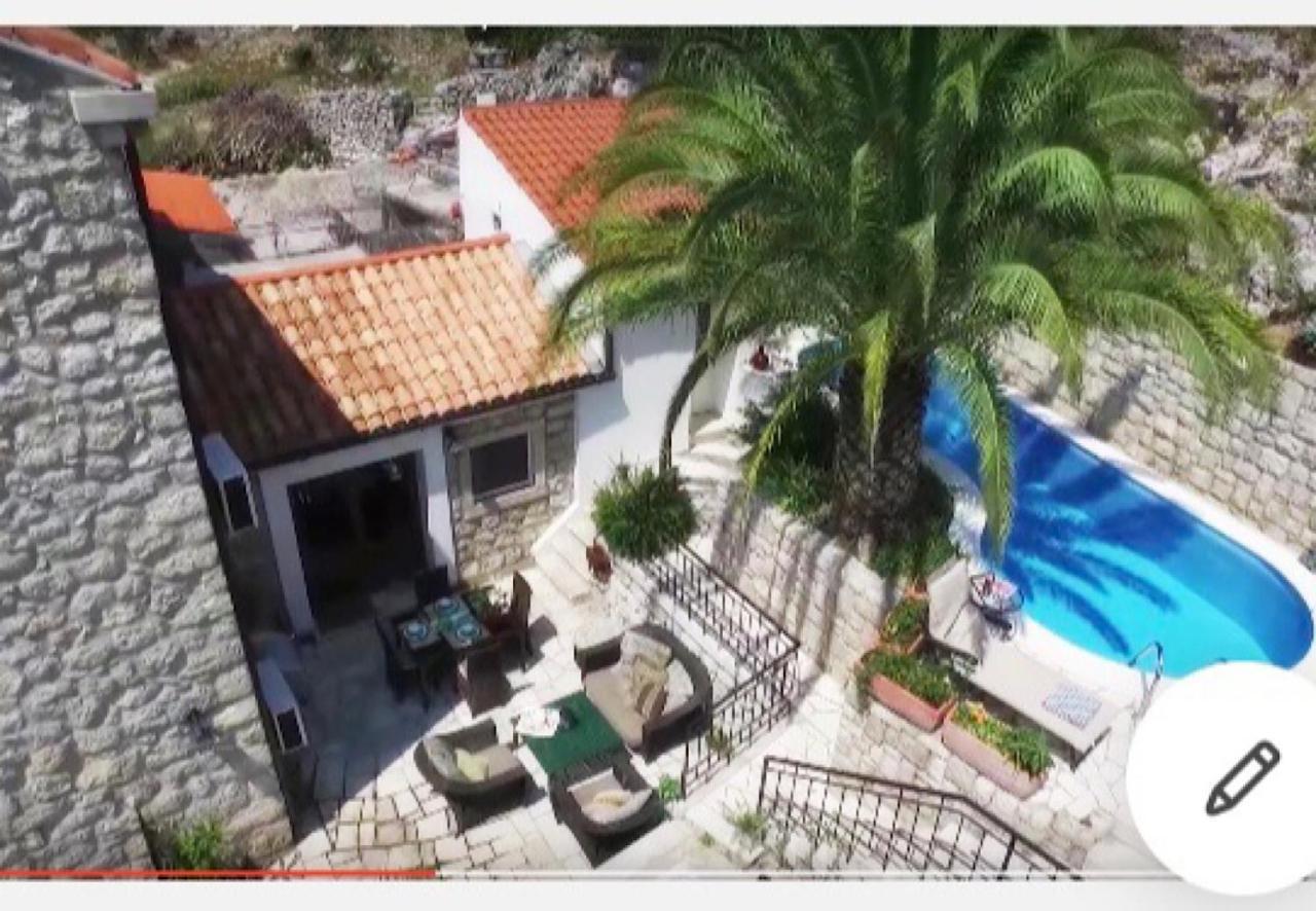 Sunny Villa, with Pool, Bbq, View, Parking 2