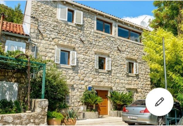 Sunny Villa, with Pool, Bbq, View, Parking 1