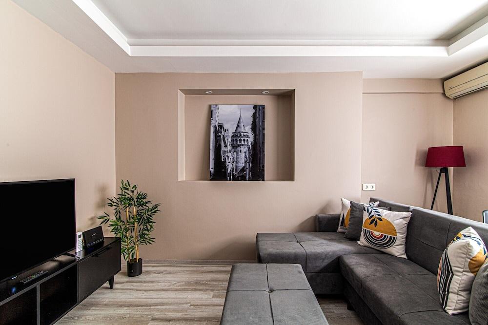 Central Flat Near Taksim Square with Balcony 2