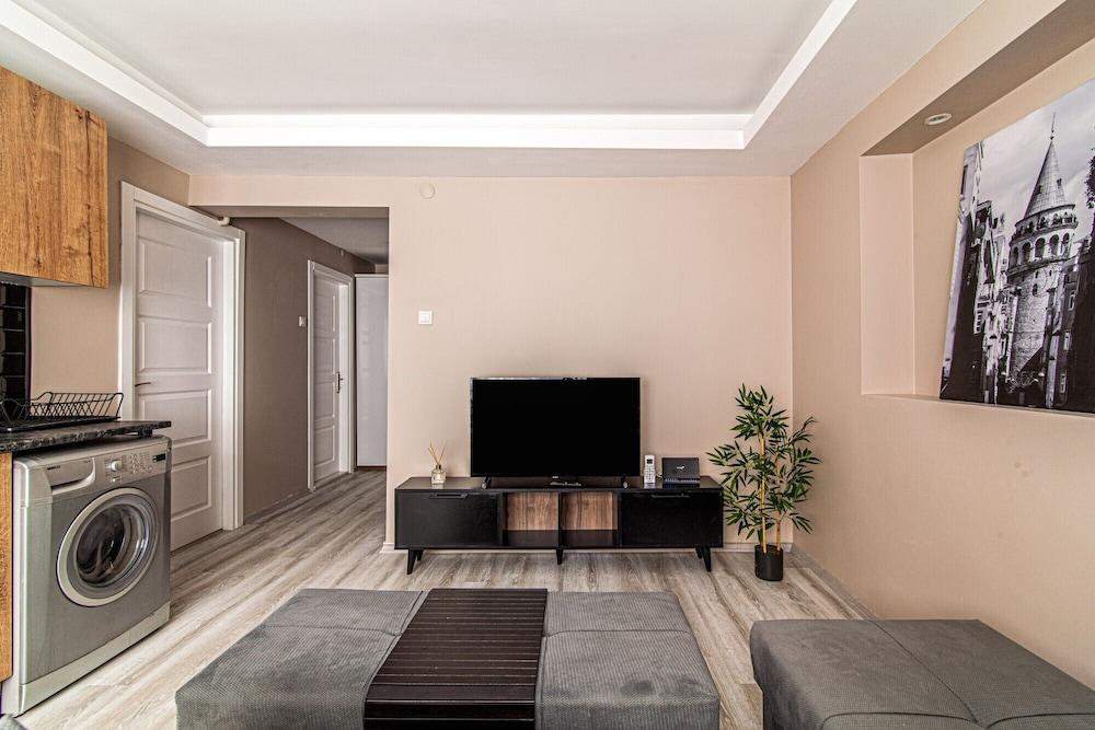 Central Flat Near Taksim Square with Balcony 1