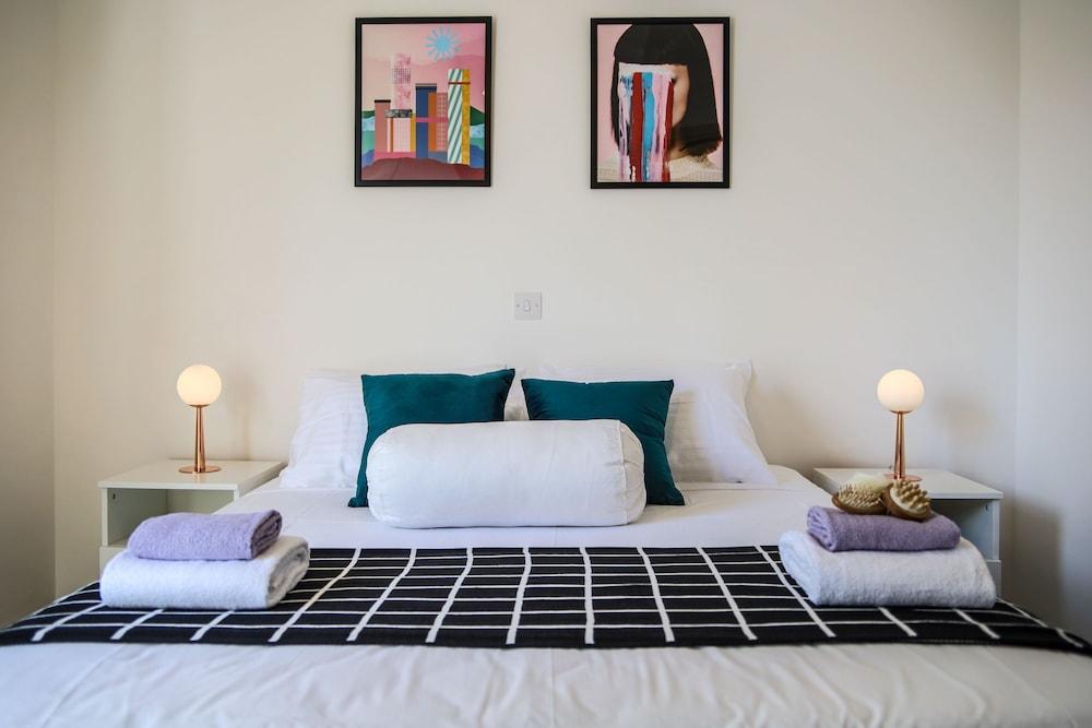 Phaedrus Living: City Luxury Flat Anemone 103 2