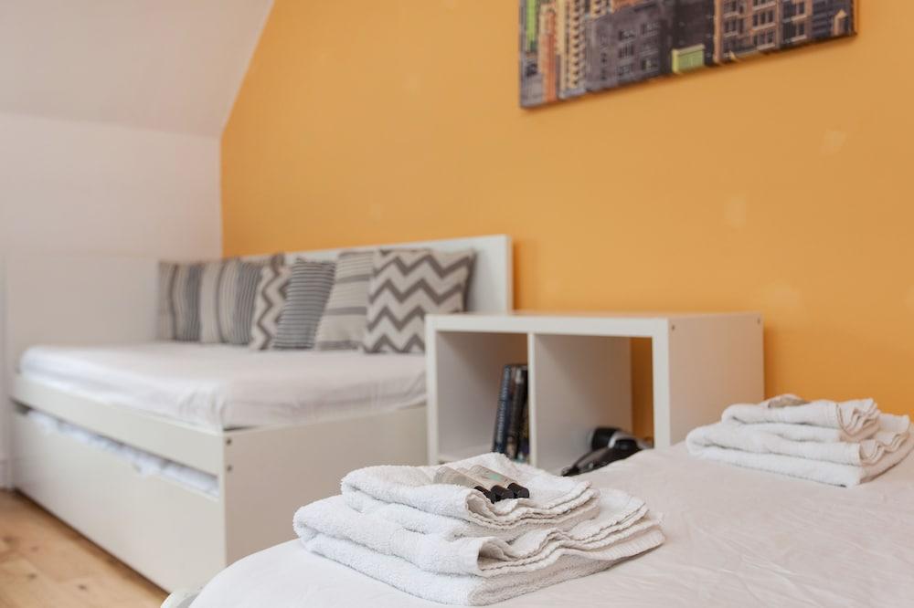 Cosy High Floor Studio Greek Street Soho 2