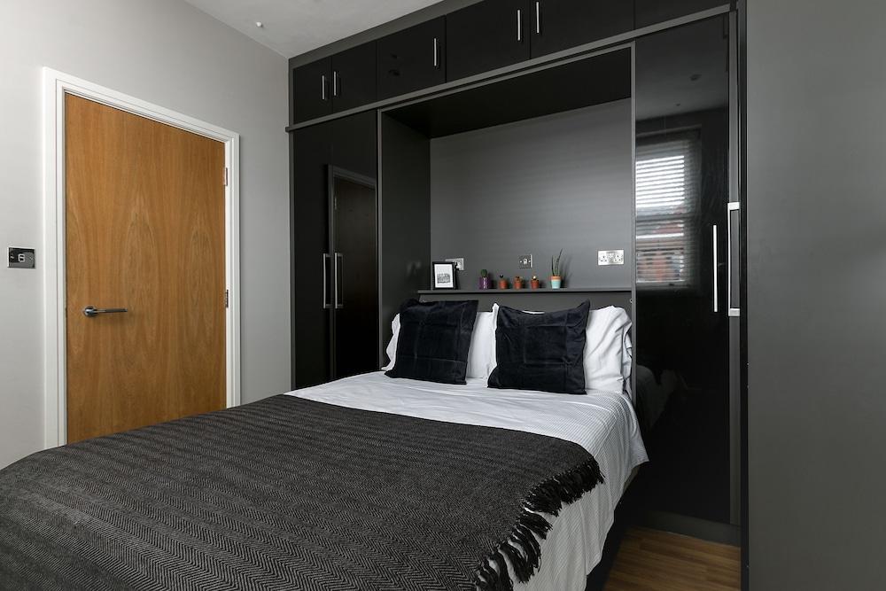 3 Beds 2 Baths Penthouse 1