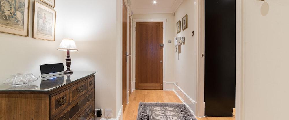 A Place Like Home - Elegant Apartment Near Green Park 1