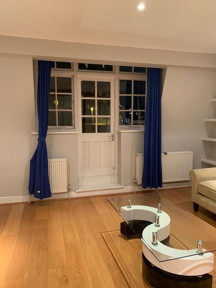 Hans Crescent Apartment