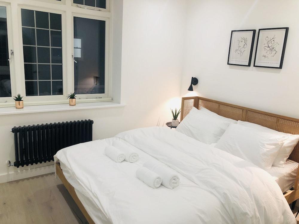 Perfect Holiday Escape - 1 And 2 Bedroom Deluxe Apartments at Liverpool Street 1