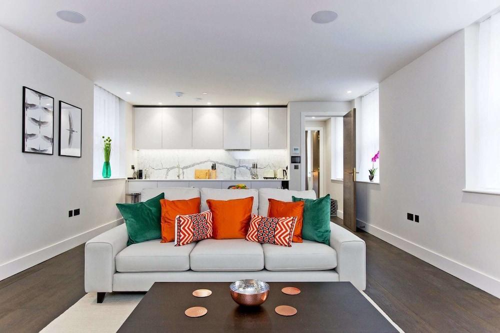 Luxury 2 Bed with Lift AC And Concierge