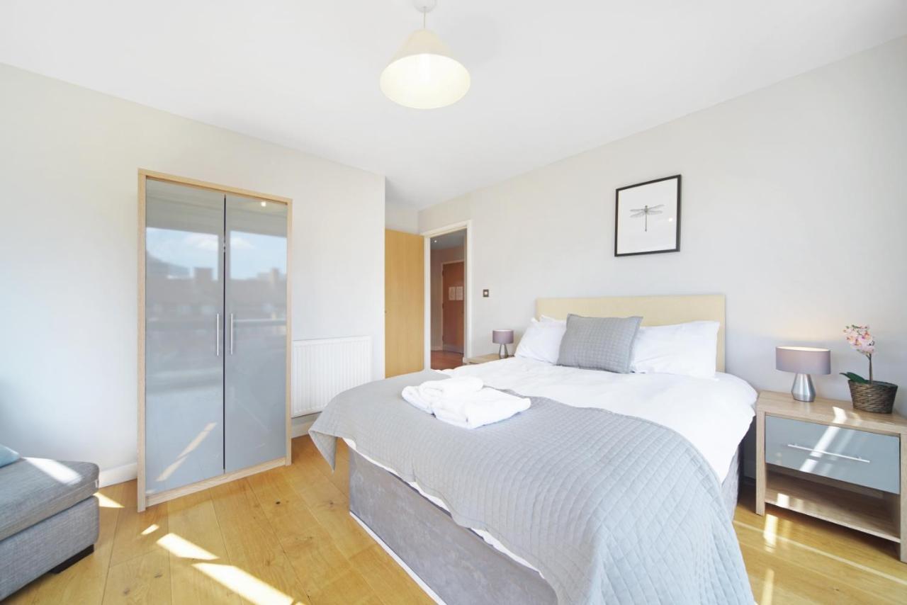 2 Bed Executive Penthouse Near Liverpool Street Free Wifi by City Stay Aparts London 2