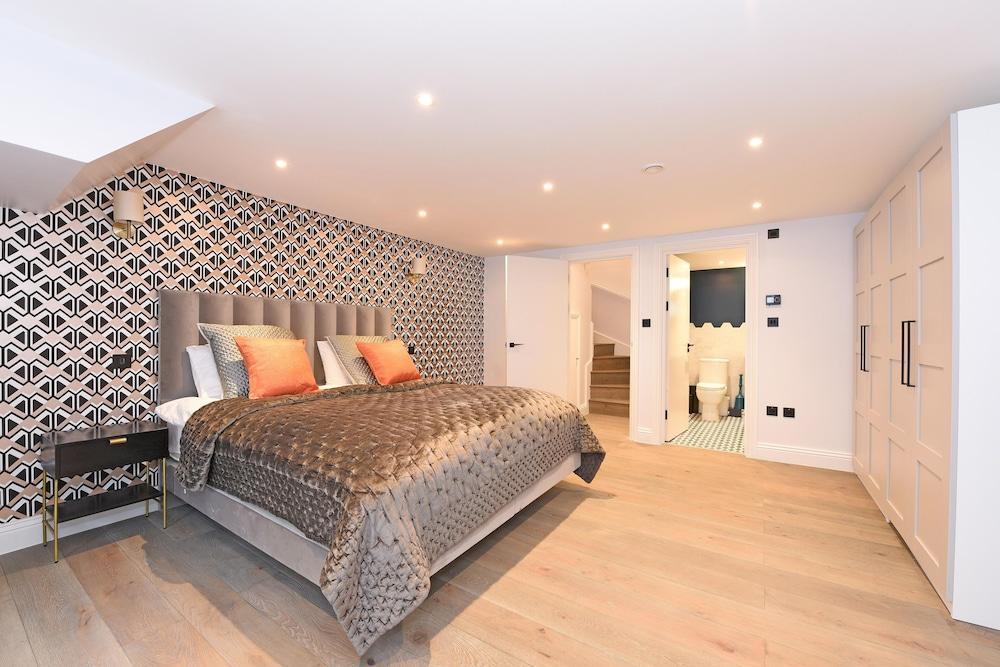 Stylish & Spacious Deluxe Apartments Near Victoria Station 2