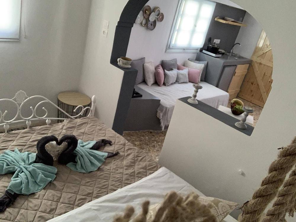 Asera Suites Near Kamari Beach