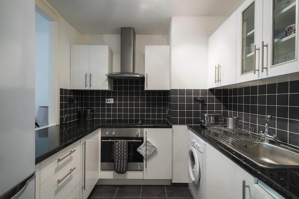 Joivy Sublime 1 Bed Flat with Thames View 2