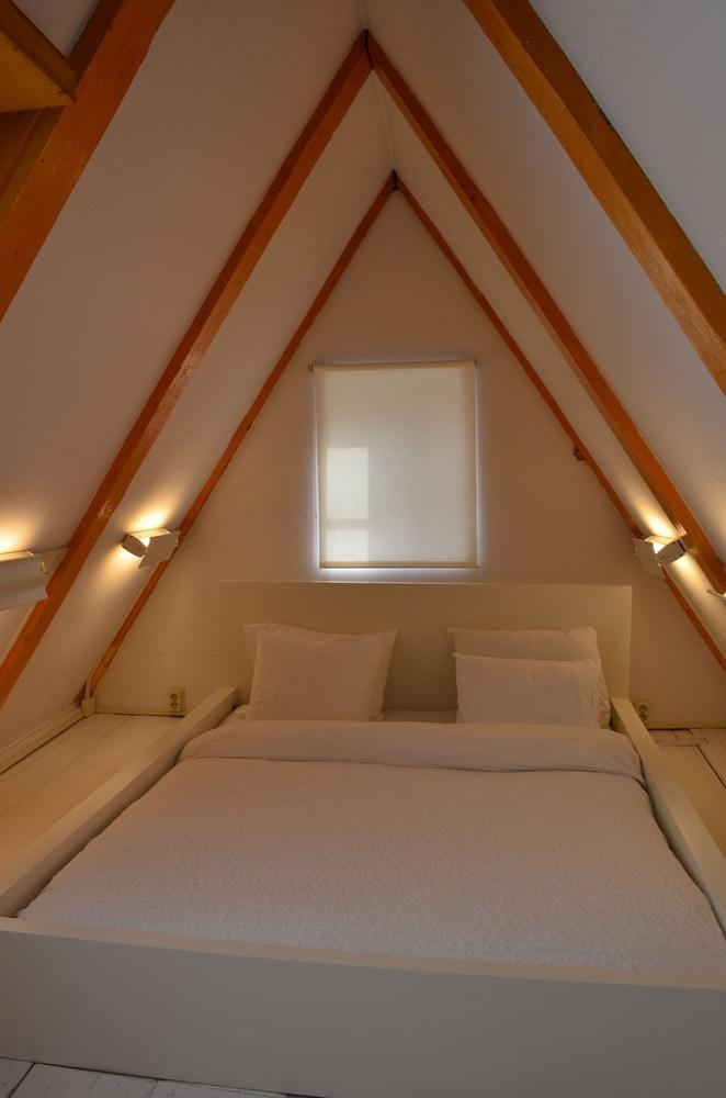 Rembrandtplein Bed & Breakfast 2