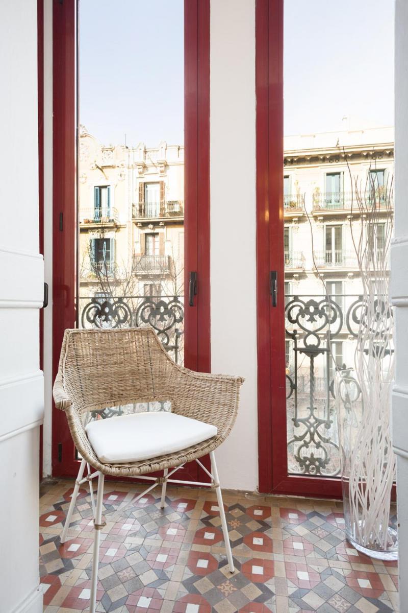 Professionally Decorated Balcony 2be-1ba Apartment on Valencia Street 2