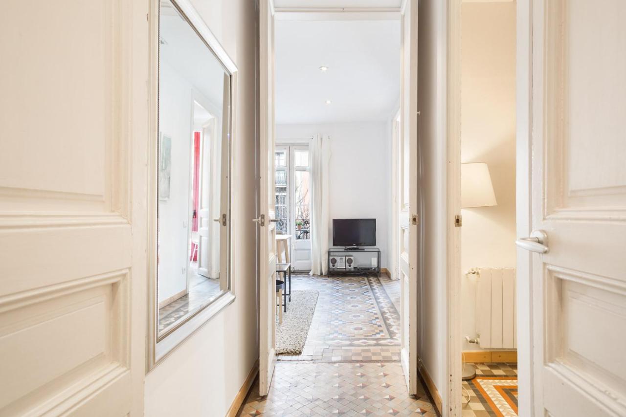 Professionally Decorated Balcony 2be-1ba Apartment on Valencia Street 1