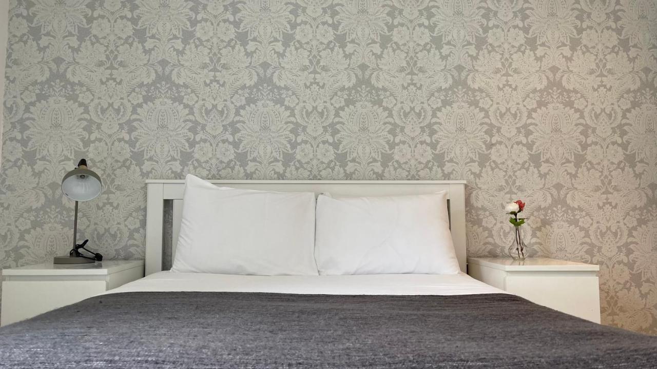 Deluxe Three Bedroom Apartment by London Excel Stays 1