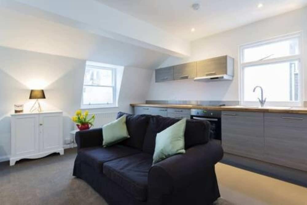 Bright & Airy 1 Bedroom Apartment in Central London