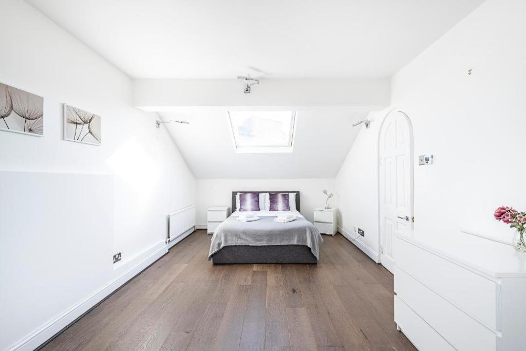 Uranus Apartments by Canary Wharf