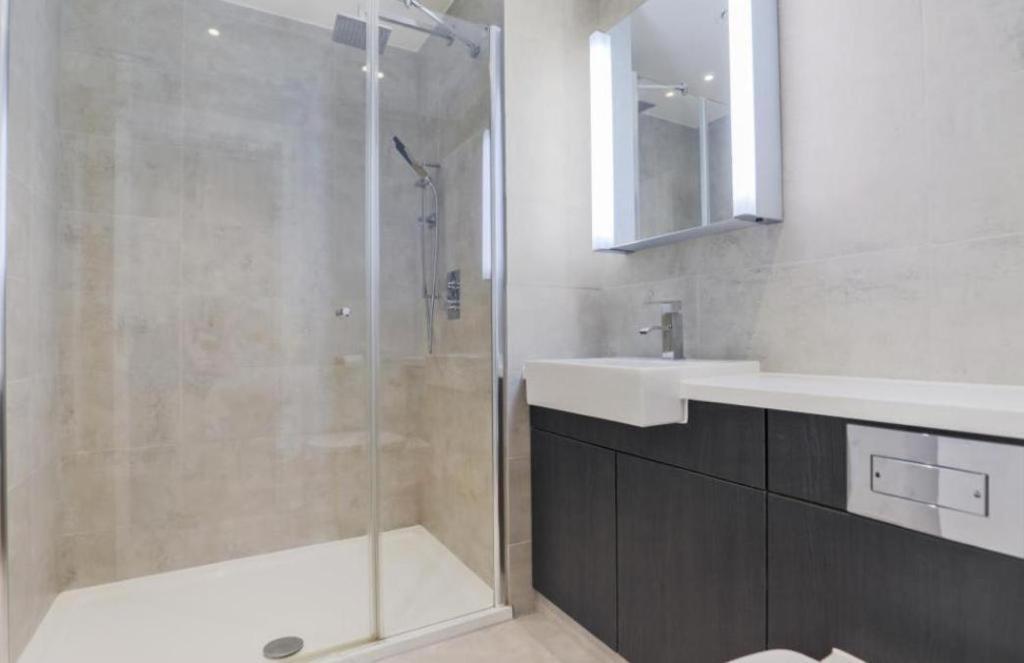 Modern 2 Bedroom Apartment in Greenwich