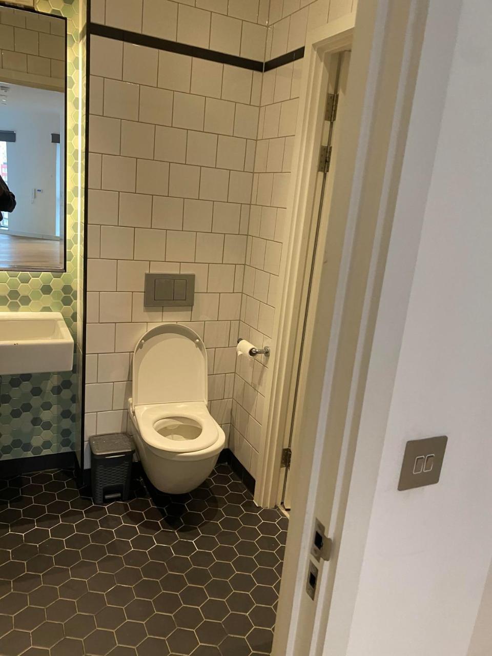 Luxury 1 Bed Apartment Canary View 2