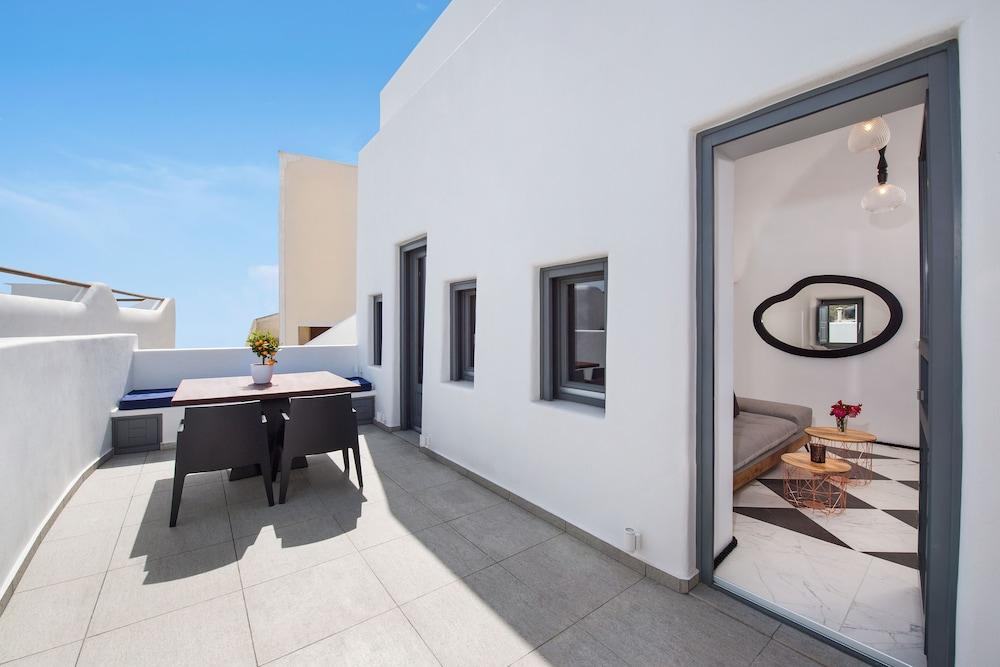 Stunning Villa, Private Hot Tub in Thera Santorini 1