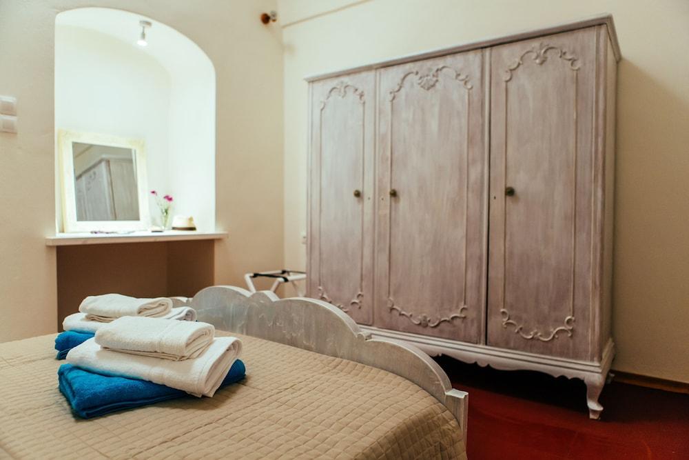 Day One Fira Mansion 2