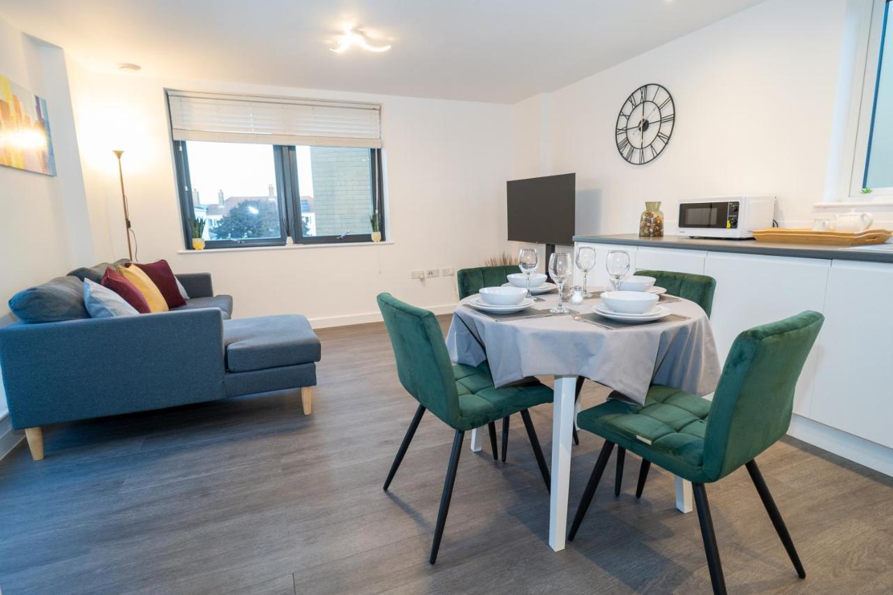 Spacious 2 Bedroom Apt by Lets Stay Together Short Lets & Serviced Accommodation Greater London with Free Wifi 2