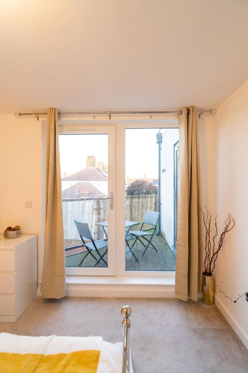 Spacious 2 Bedroom Apt by Lets Stay Together Short Lets & Serviced Accommodation Greater London with Free Wifi 1