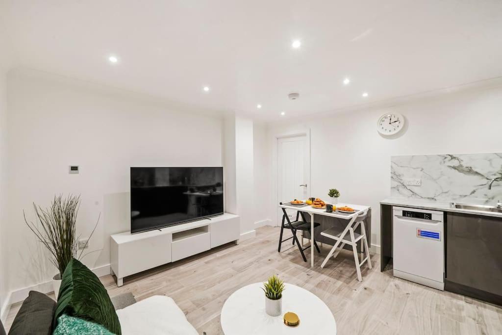 Modern 2 Bedroom Apartment in the Heart of London 1