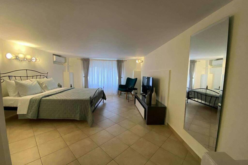 Somnium a Newly Renovated House in Kamari (Adults Only) 2