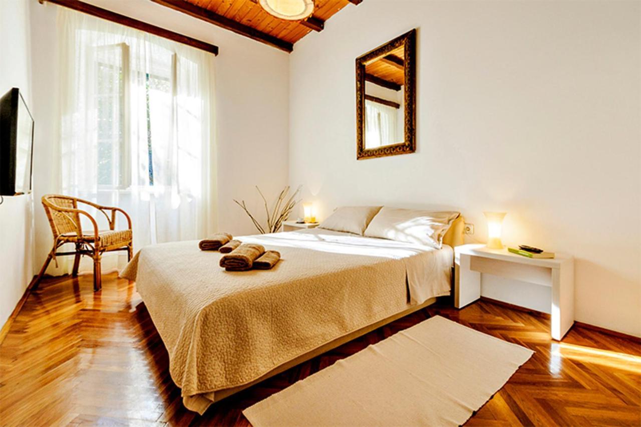 Apartment Gradac with Garden Next To Beach And Old Town 1