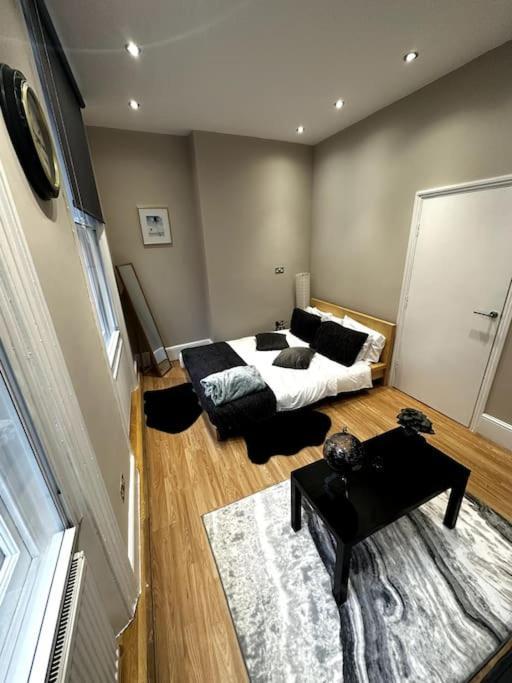 1-Bedroom Flat Located on Old Street in Shoreditch. 2
