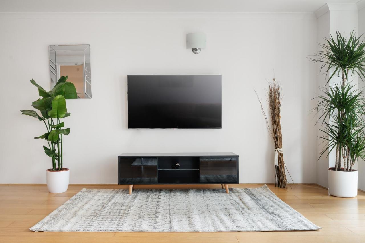 Riverside Two Bedroom Apartment in Canary Wharf 1