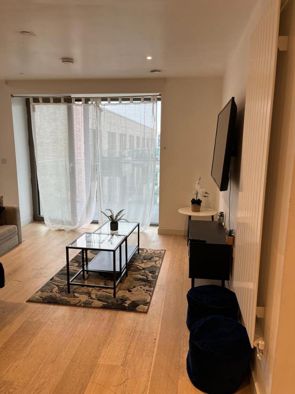 Md Apartments : Stunning 2 Bedroom 2 Bath Apartment - Royal Docks 2