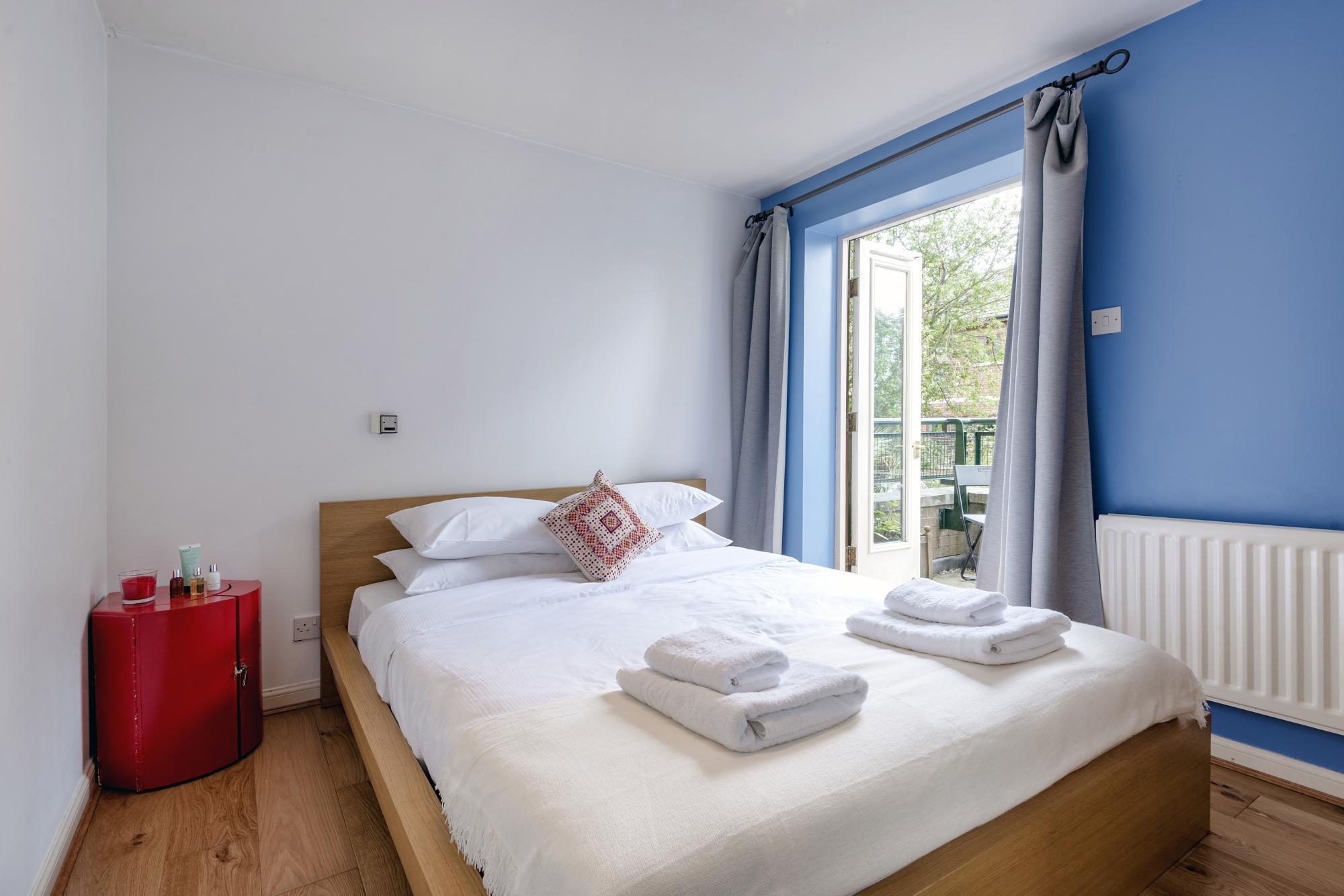 Panoramic Docklands Home with Waterfront Views by Underthedoormat 2