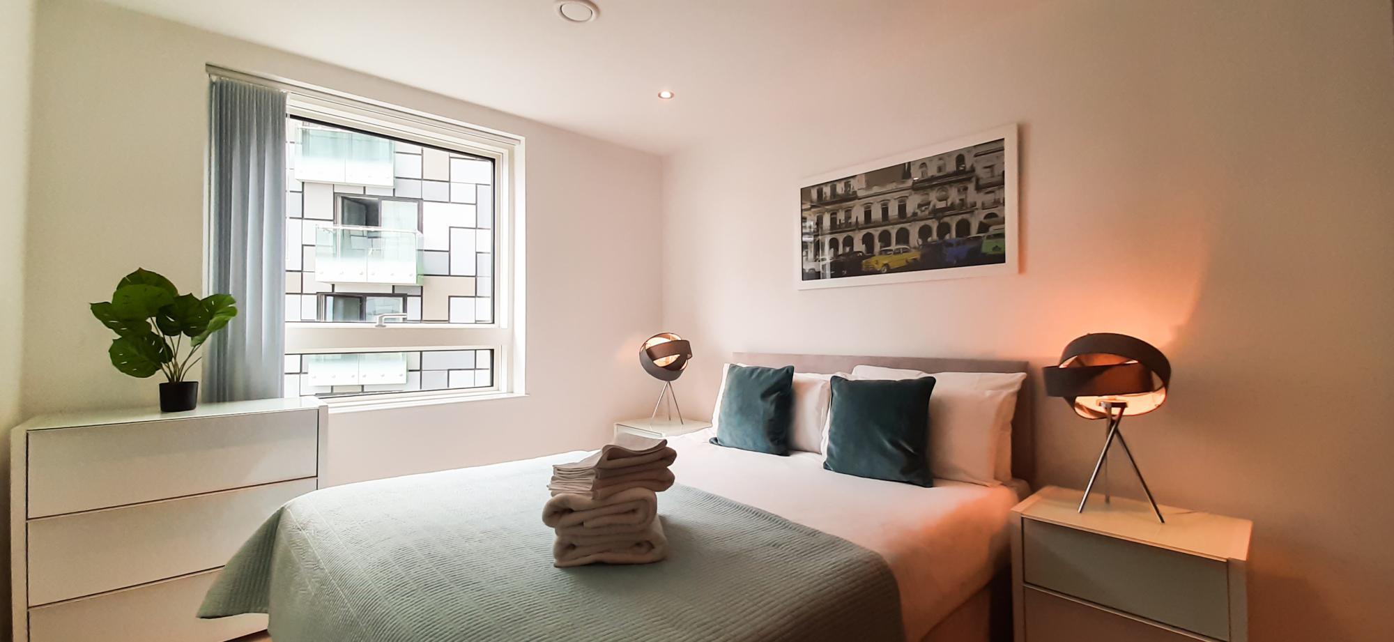 One Bed Apt in Lincoln Plaza, Canary Wharf 1