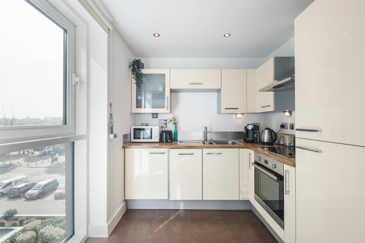 Stunning Well Equipped Flat in Great Riverside Location Near Excel And O2 1