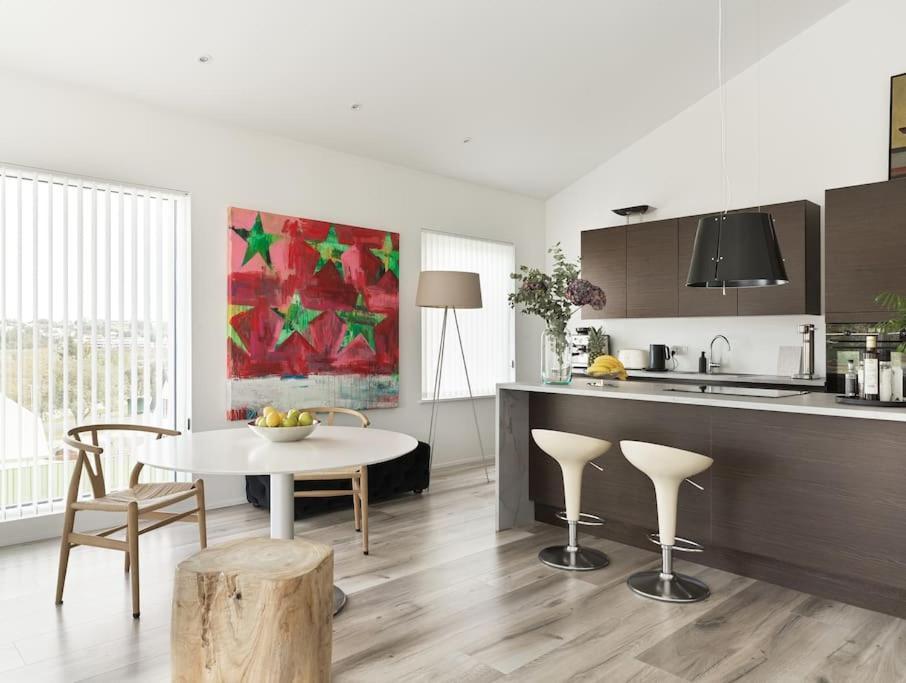 Modern Luxury Apartment - Ocean & Mountain Views 2