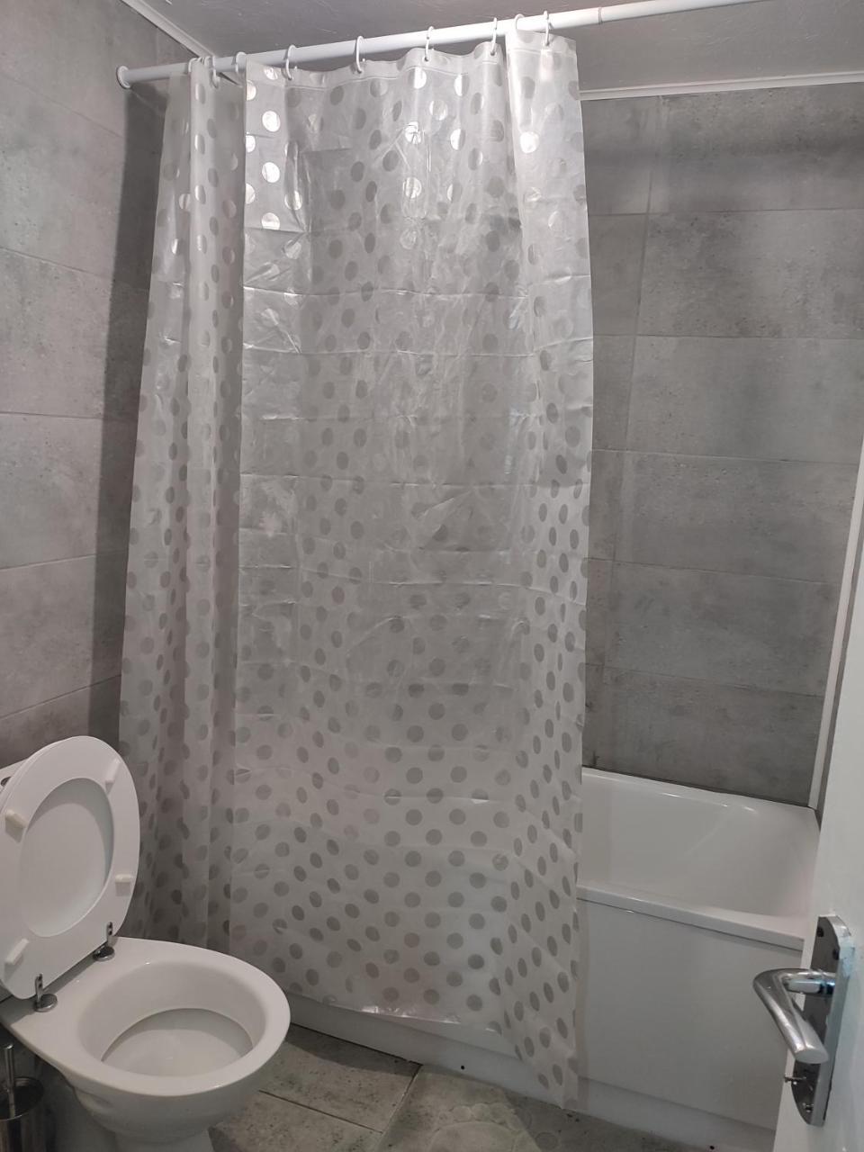 Private Rm in a 2 Bed Near 4 Train Stations 1