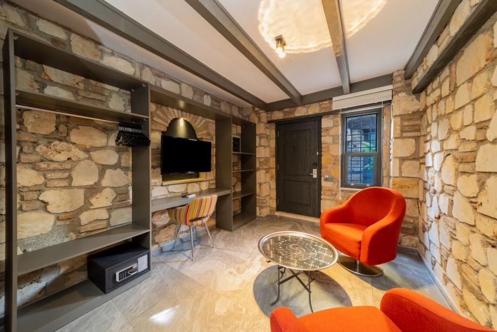 Amazing Hotel Room Near Hadrian S Gate 1