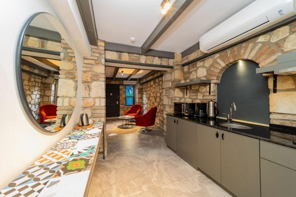 Amazing Hotel Room Near Hadrian S Gate 2