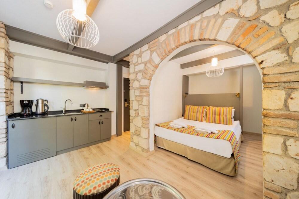 Cozy Studio Hotel Room Near Hadrian S Gate 1