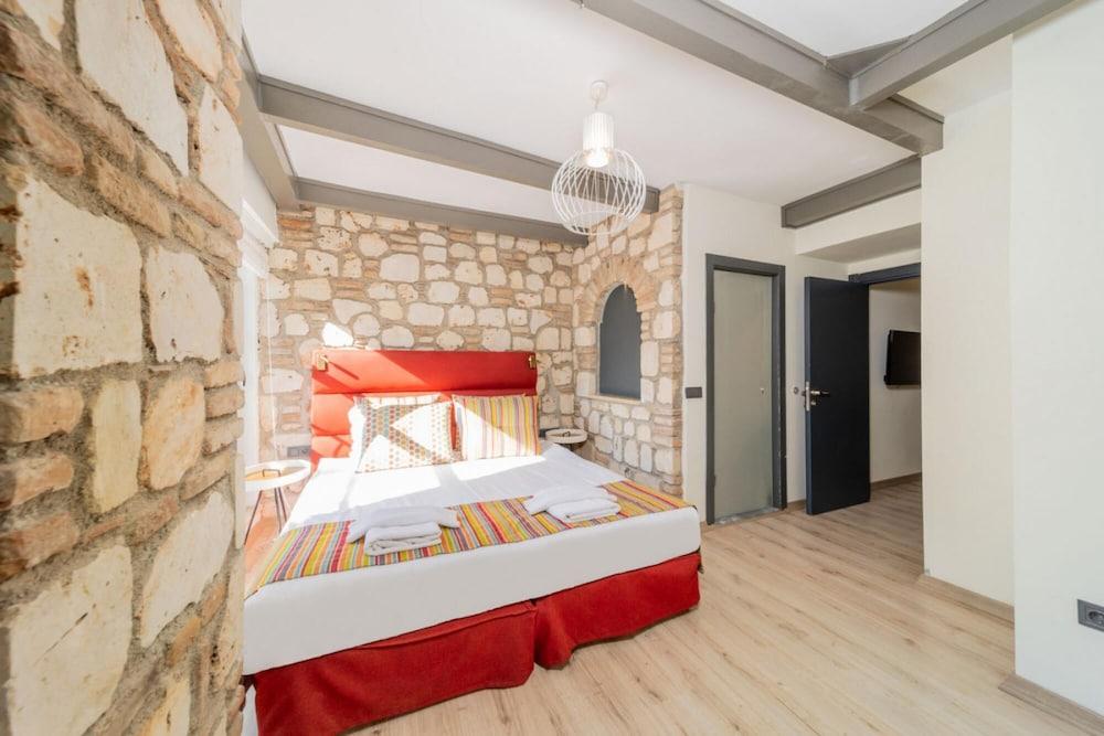 Pleasant Hotel Room Near Hadrian S Gate 1