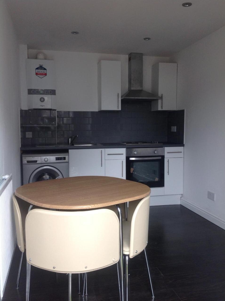 Delightful Private 2 Bedroom Bungalow 2