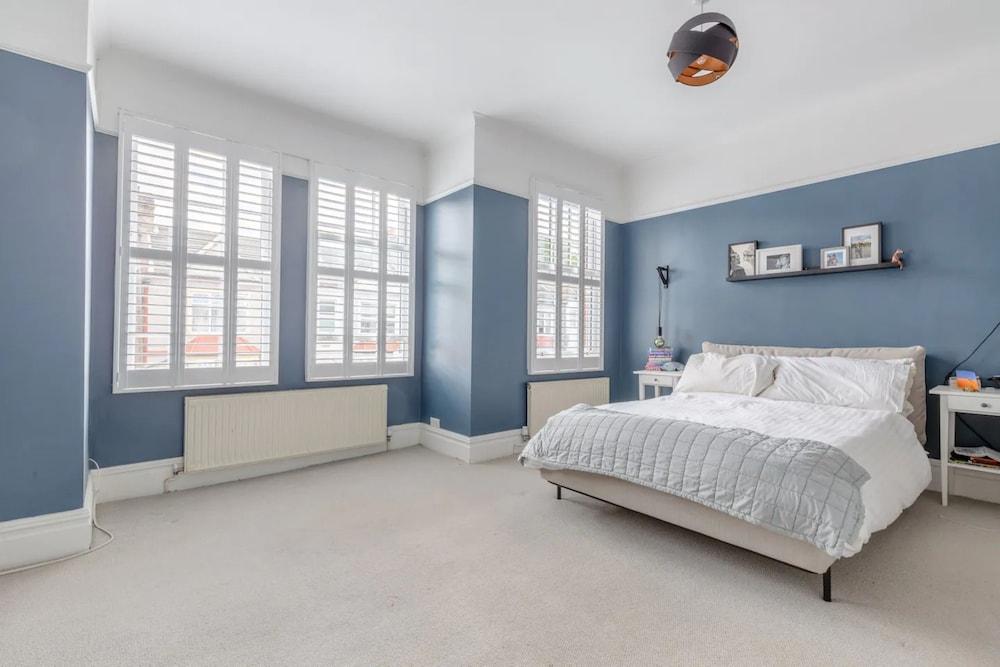Spacious 2 Bedroom Home in Lewisham 1