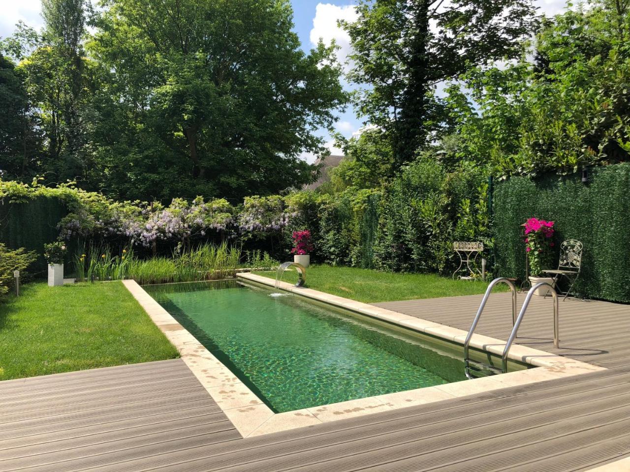Studio Swimming Pool Bxl (Adults Only) 2