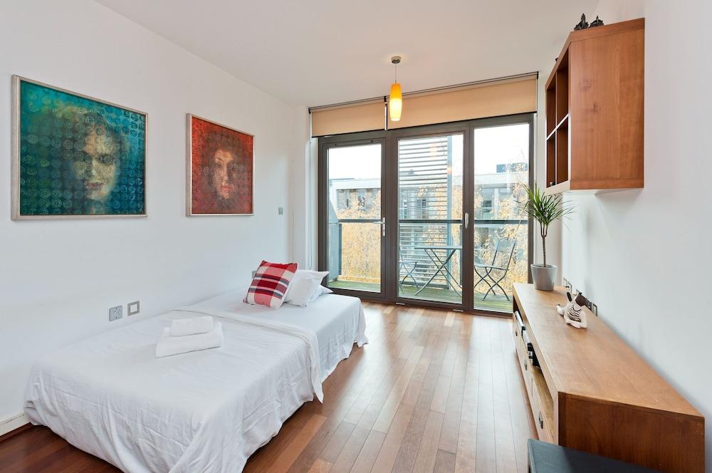 Spacious Flat with Balcony Close To the River in Greenwich by Underthedoormat 2