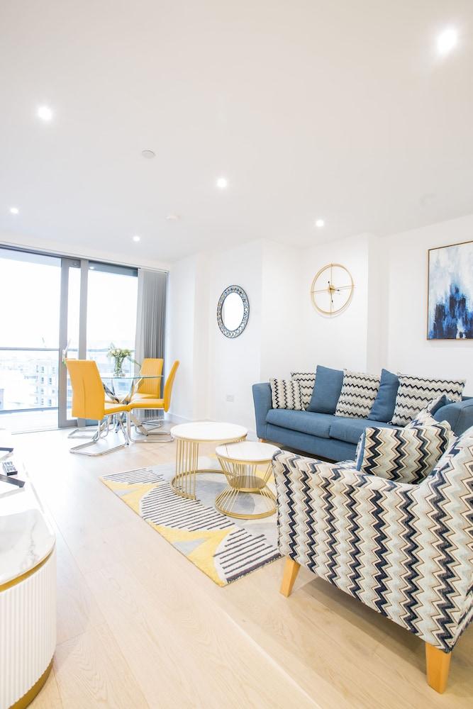 Canary Views One Bed And Bath Apartment 2