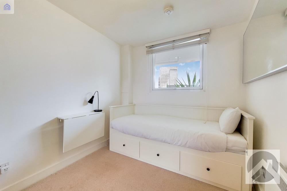 2 Bed &1 Bath Apartment in Canary Wharf 1